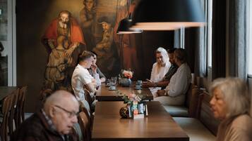 每日供应自助式早餐(每人 EUR 14.95)