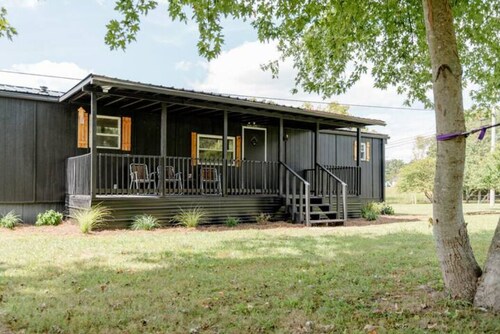 Cozy basecamp minutes from waterfalls, hiking and climbing