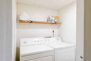Interior - Cozy basecamp minutes from waterfalls, hiking and climbing (Sequatchie)