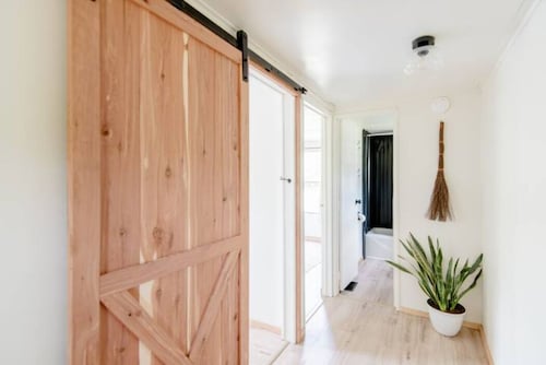 Cozy basecamp minutes from waterfalls, hiking and climbing