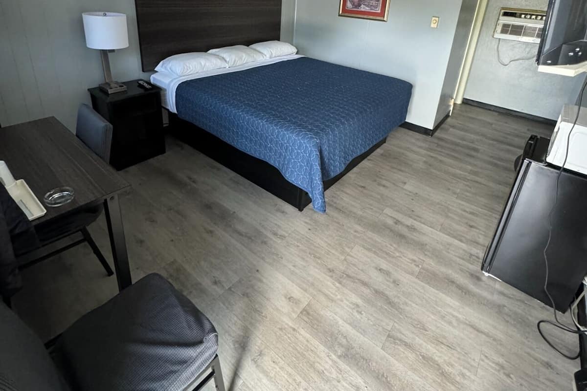 Room, 1 King Bed, Smoking | 1 bedroom, memory-foam beds, individually furnished, desk