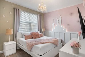 5 habitaciones, tabla de planchar con plancha y cuna de viaje 