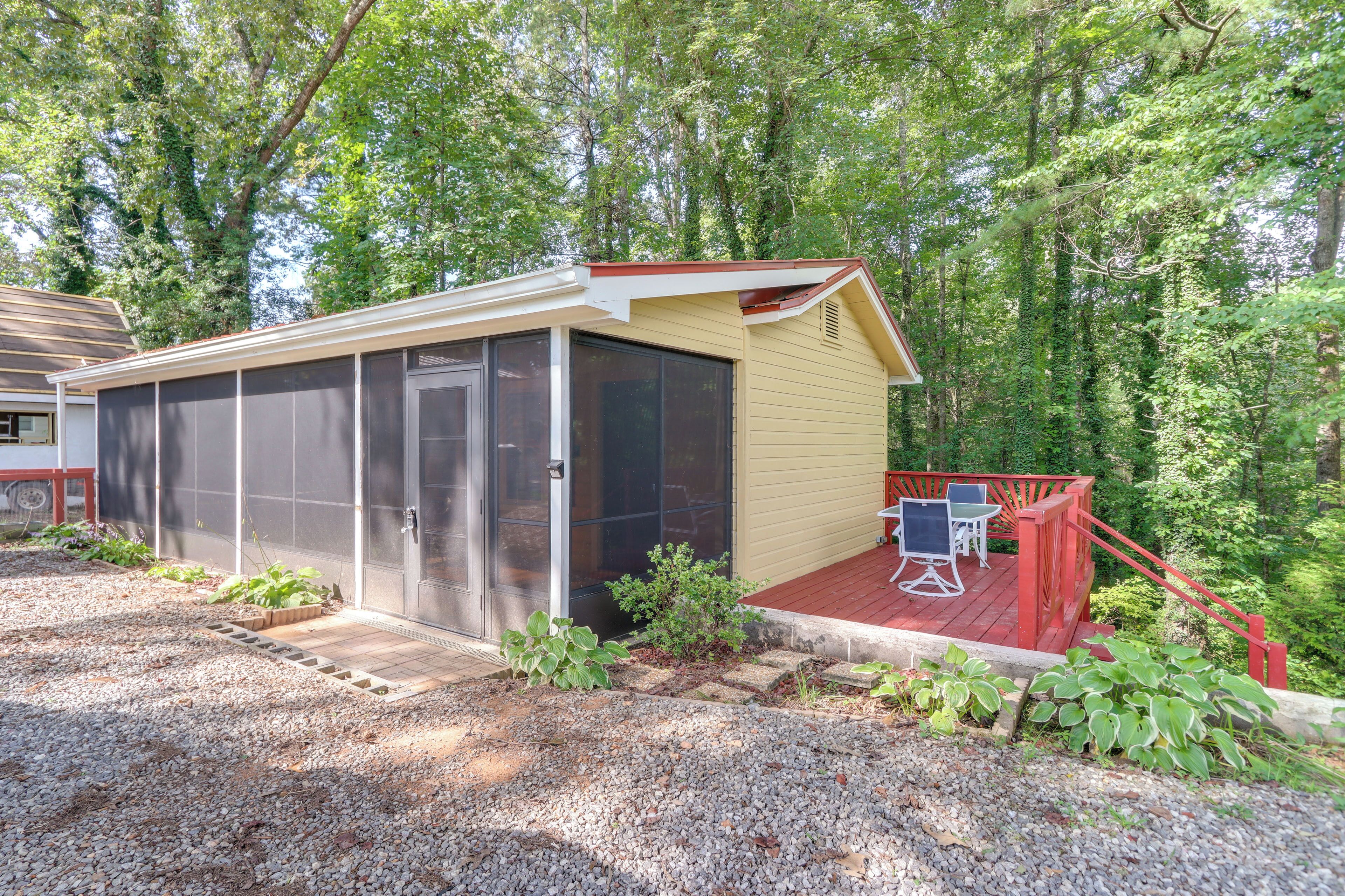 Cozy Blairsville Studio w/ Deck: 15 Yards to Lake!