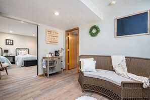 4 Schlafzimmer, Schreibtisch, Bügeleisen/Bügelbrett, Reisekinderbett