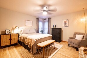 4 makuuhuonetta, työpöytä, silitysrauta/-lauta, vauvan matkasänky