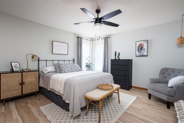 4 chambres, bureau, fer et planche à repasser, lit de bébé portatif