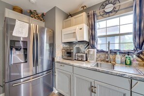 Frigorífico, microondas, placa de cocina y cafetera o tetera