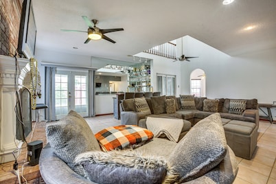4 Mi to Bourbon St: Spacious Retreat w/ Wet Bar!