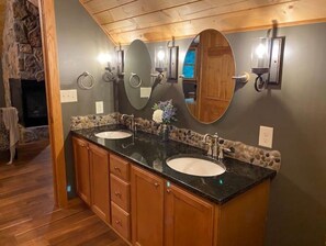 Een bubbelbad, een haardroger, handdoeken, zeep