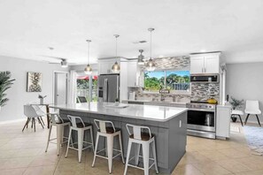 Kjøleskap, mikrobølgeovn, ovn og kokeplater