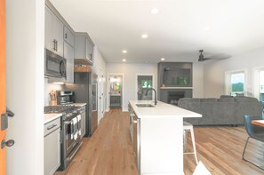 ثلاجة، ميكروويف، فرن، موقد طهي مسطح