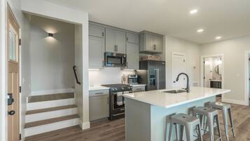 Réfrigérateur, micro-ondes, four, plaque de cuisson