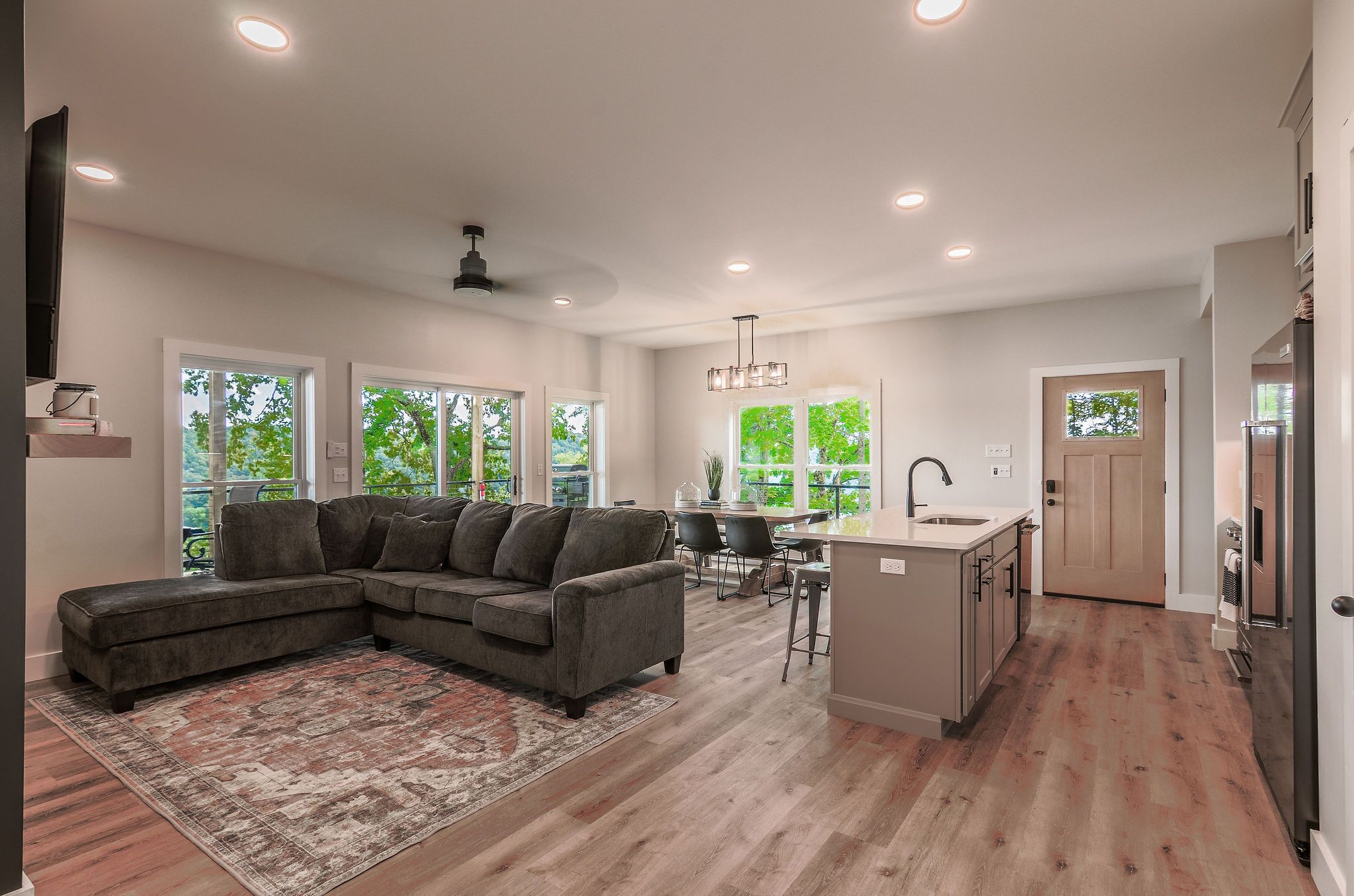 TV connectée, cheminée, livres