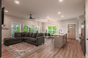 تلفزيون ذكي، مدفأة، كُتُب