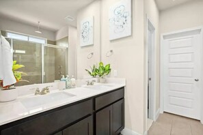 Dusche, Haartrockner, Bidet, Handtücher