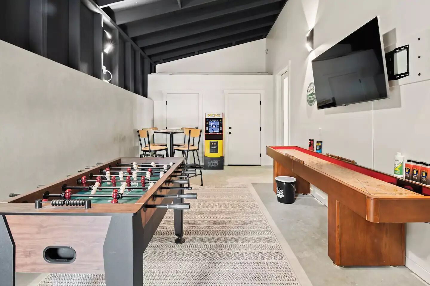 Brand New!  Upscale home with 4 bedrooms, firepit, hot tub and game room