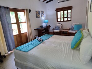 3 室のベッドルーム、セーフティボックス (室内)、デスク、旅行用ベビーベッド