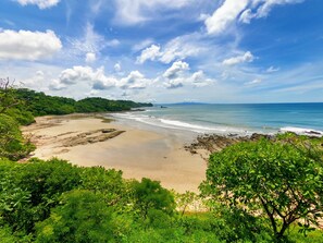 ビーチの近く、ビーチタオル