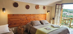 Minibar, sistema de insonorización y tabla de planchar con plancha 