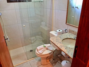 Shower, towels, soap - Pousada Atalaia (Campos do Jordão)