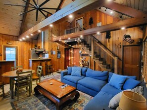 Living area - The Leisure Lodge-Close to EVERYthing! (Big Bear Lake)
