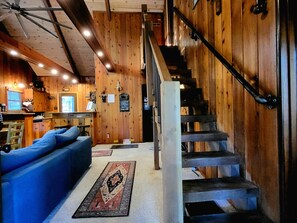Living area - The Leisure Lodge-Close to EVERYthing! (Big Bear Lake)