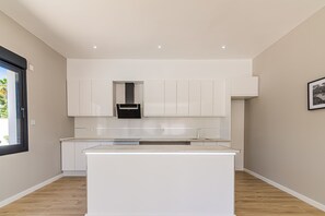 Kühlschrank, Ofen, Herdplatte, Geschirrspüler