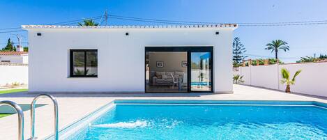 Una piscina al aire libre, una piscina climatizada