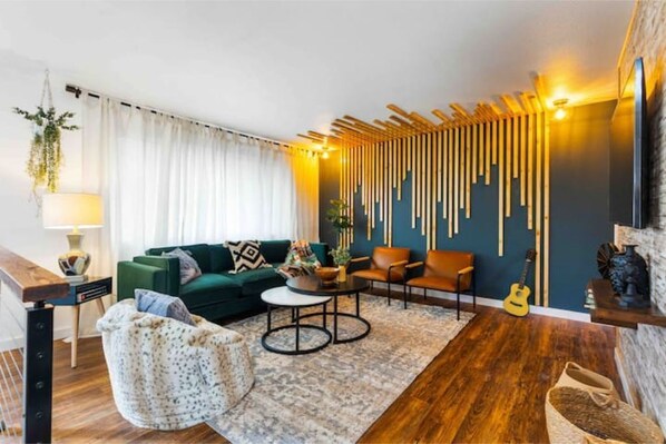 Living area - Charming stylish home.
(Kirkland)