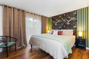 3 bedrooms, iron/ironing board, WiFi, bed sheets - Charming stylish home.
(Kirkland)