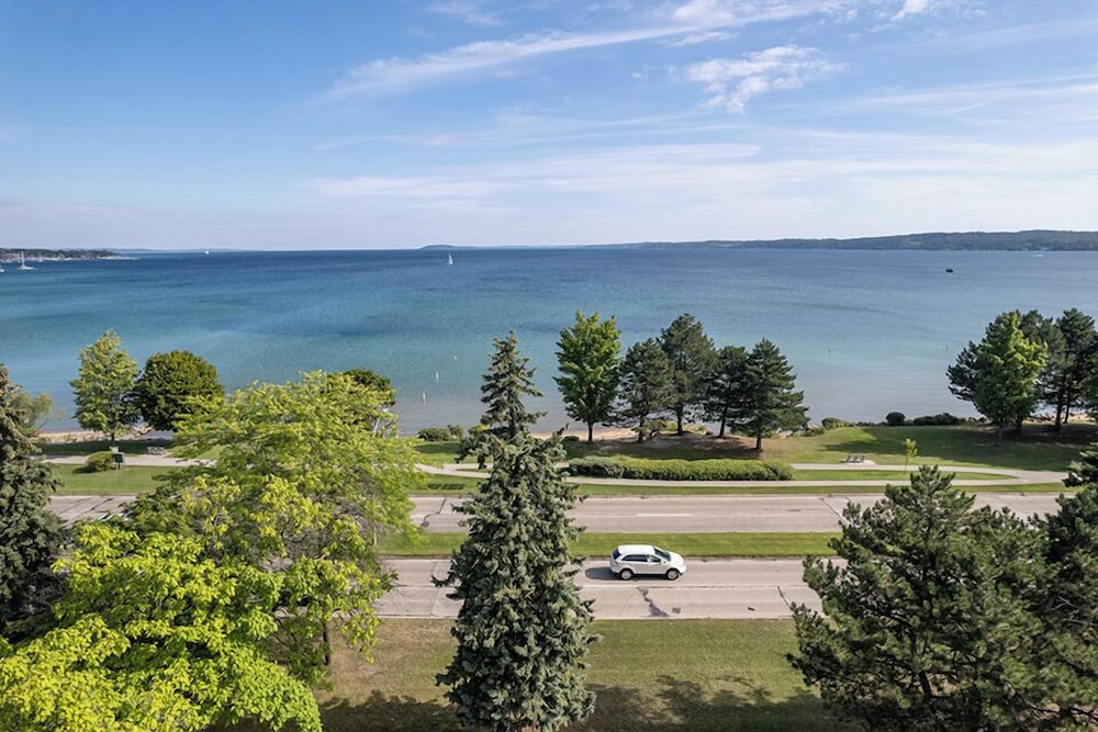 539 Bay Street Traverse City photo 8