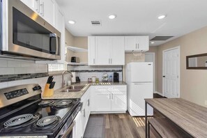 Fridge, microwave, oven, stovetop - Charming+Cozy King Suite | Near Dwntwn| Pets (Houston)