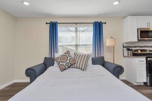 1 bedroom, desk, iron/ironing board, WiFi - Charming+Cozy King Suite | Near Dwntwn| Pets (Houston)