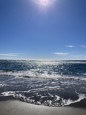 On the beach, sun loungers - Tortuga Oceanside Villa with Beautiful Beach and Sunset Views in Emerald Isle (Emerald Isle)