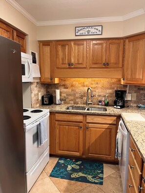 Kjøleskap, mikrobølgeovn, ovn og kokeplater