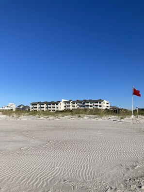 On the beach, sun-loungers - Tortuga Oceanside Villa with Beautiful Beach and Sunset Views in Emerald Isle (Emerald Isle)