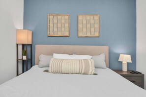 6 Schlafzimmer, Schreibtisch, Bügeleisen/Bügelbrett, Reisekinderbett