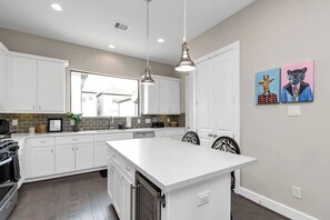 Fridge, microwave, oven, stovetop - TheNeonJungle|HOU-Experience|12guests|8Beds (Houston)