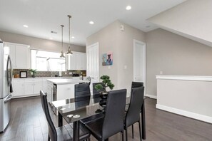 Fridge, microwave, oven, stovetop - TheNeonJungle|HOU-Experience|12guests|8Beds (Houston)