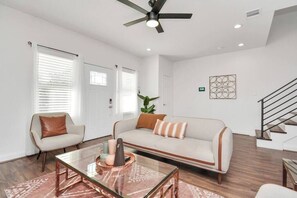 TV - Charming+Cozy|3Bdrm|KingSuite|Sleep8|GatedDriveway (Houston)