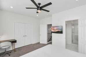 3 bedrooms, iron/ironing board, travel cot, WiFi - Charming+Cozy|3Bdrm|KingSuite|Sleep8|GatedDriveway (Houston)