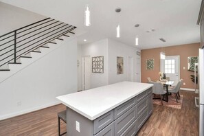 Dining - Charming+Cozy|3Bdrm|KingSuite|Sleep8|GatedDriveway (Houston)