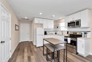 雪櫃、微波爐、焗爐、爐具