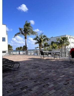Outdoor dining - Beach Terrace Resort Hollywood Beach, Pool Access and Free Parking (Hollywood)