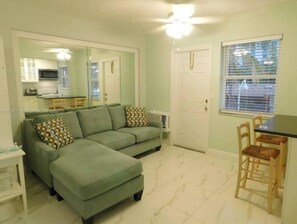 Smart TV - Beach Terrace Resort Hollywood Beach, Pool Access and Free Parking (Hollywood)