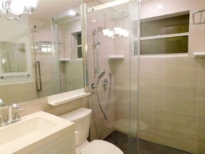 Haartrockner, Handtücher, Seife, Shampoo