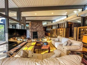 Living area - Mid Century Home on 5 Gated Acres by Oak Creek (Sedona)