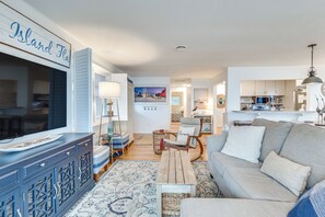 TV, books - Carrabelle Retreat w/ Boat Dock + Views of Gulf! (Carrabelle)