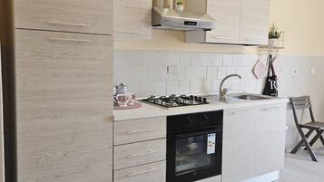 Frigorifero, microonde, forno, piano cottura