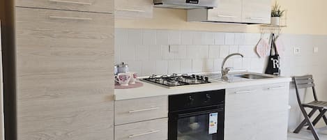 Réfrigérateur, four à micro-ondes, un four, surface de cuisson